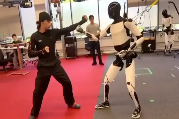 Xem robot hình người của Tesla thực hiện một số động tác kung fu khéo léo
